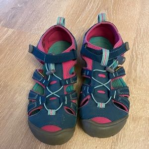 Womens/big kid size 5 Keens